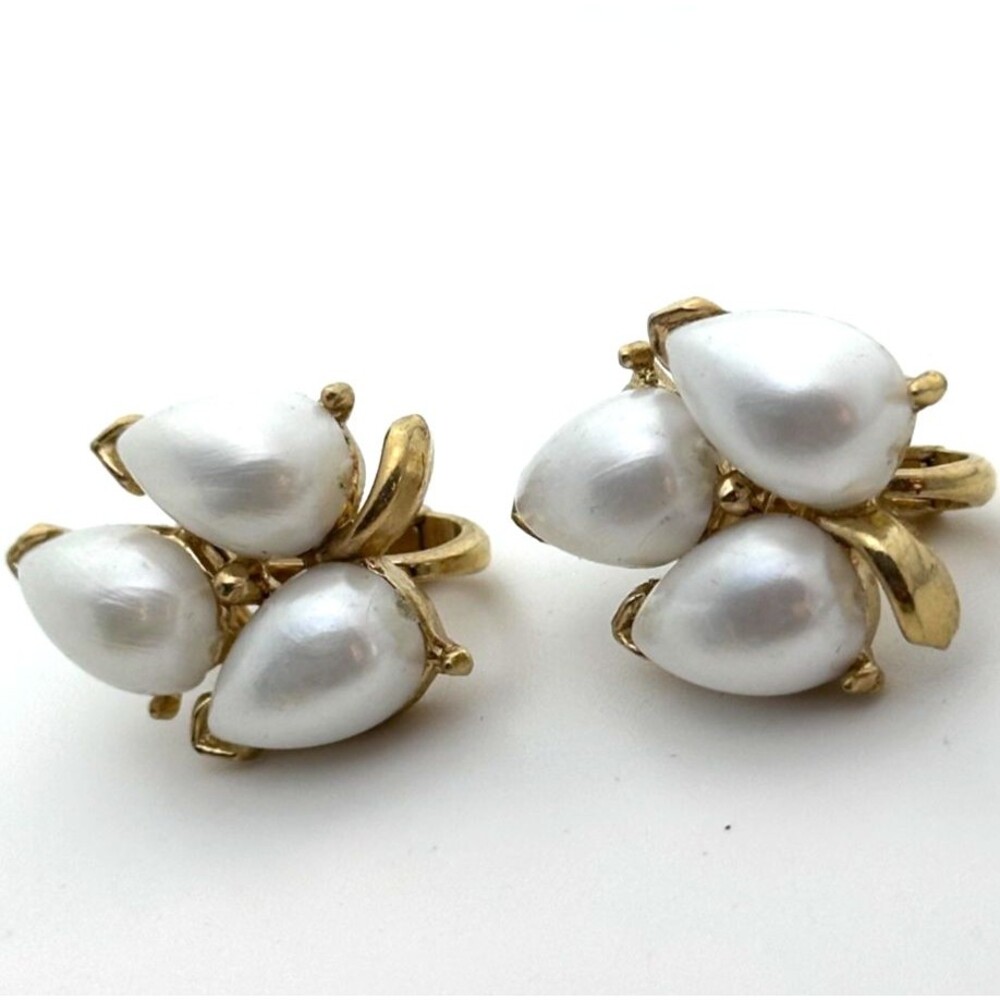 Vintage Crown Trifari White Faux Pearl Earrings Leaf Pear Clip On Gold Plated